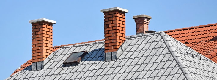 Nové cihlové komíny na střeše rodinného domu