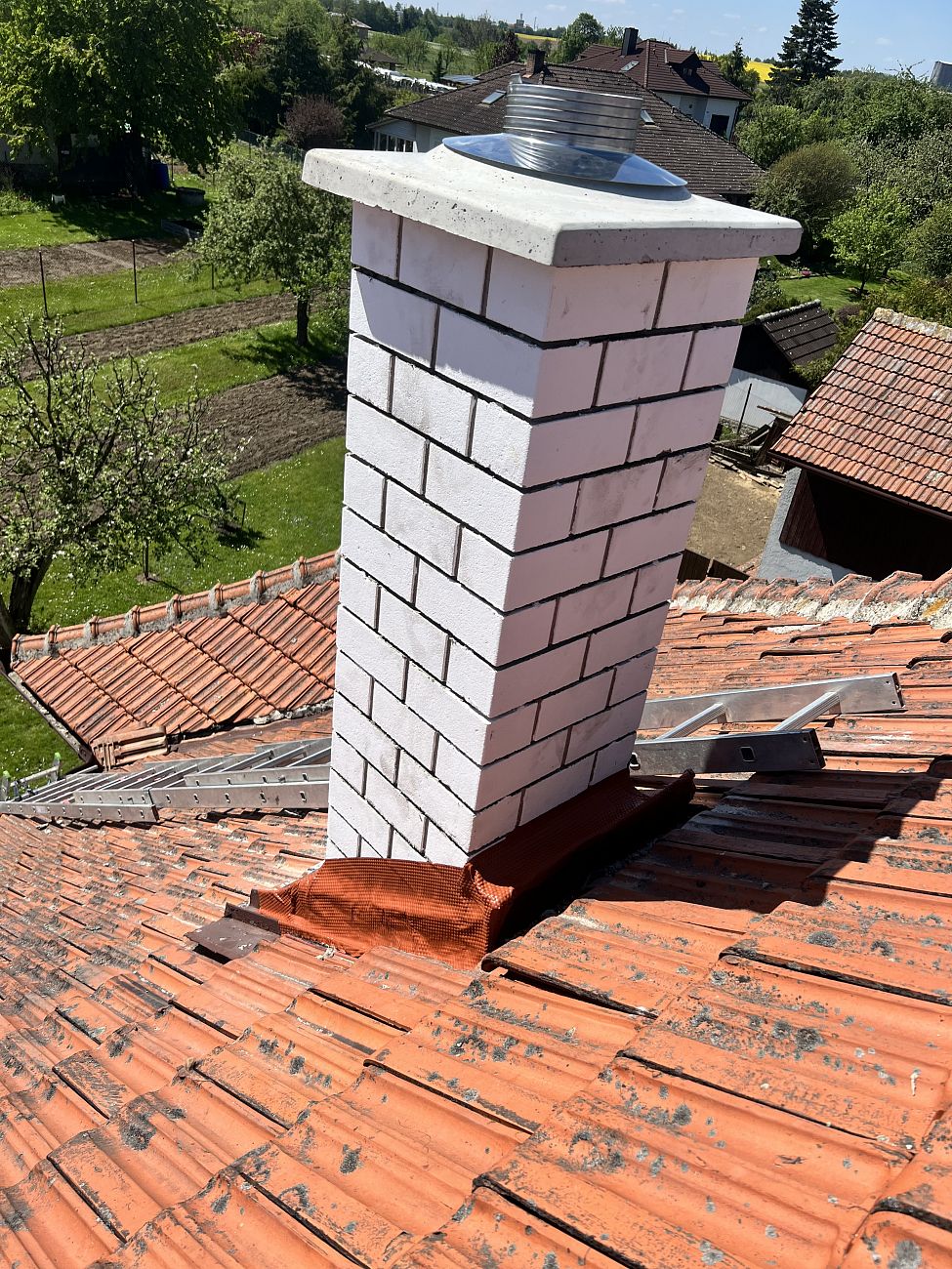 Nově postavený systémový komín na střeše